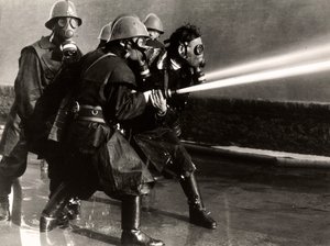 Enkele brandweermannen aan het werk met gasmaskers en brandpluggen, 1950-60 door Luigi Betti